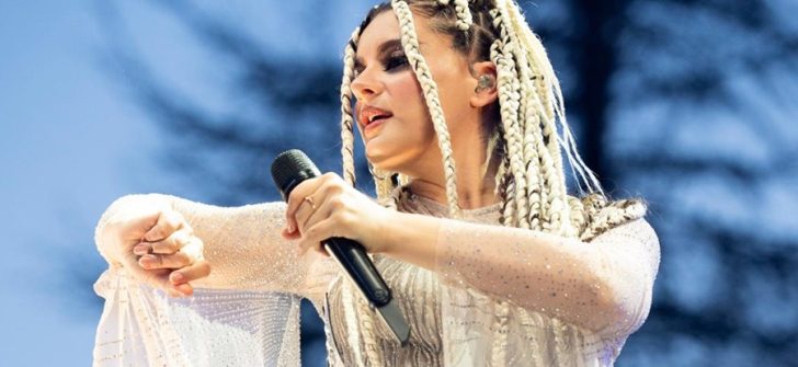 ATİYE BAHARI SAHNEDE BAŞLATTI