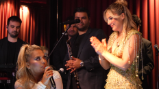 ZEYNEP AVCI’NIN SAHNESİNDE DEMET AKALIN KUTLAMASI