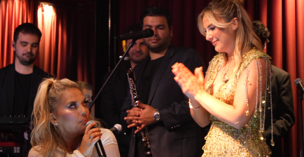 ZEYNEP AVCI’NIN SAHNESİNDE DEMET AKALIN KUTLAMASI