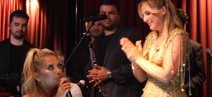 ZEYNEP AVCI’NIN SAHNESİNDE DEMET AKALIN KUTLAMASI